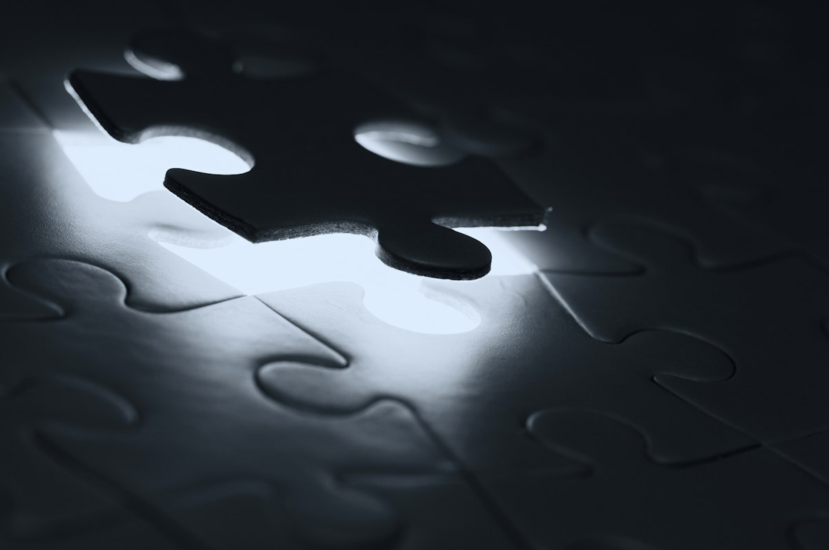 Ultimo tassello di un puzzle sospeso sopra il suo posto, illuminato